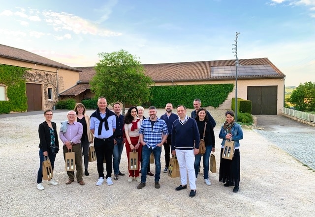 Groupe de teambuilding devant les bâtiments du domaine